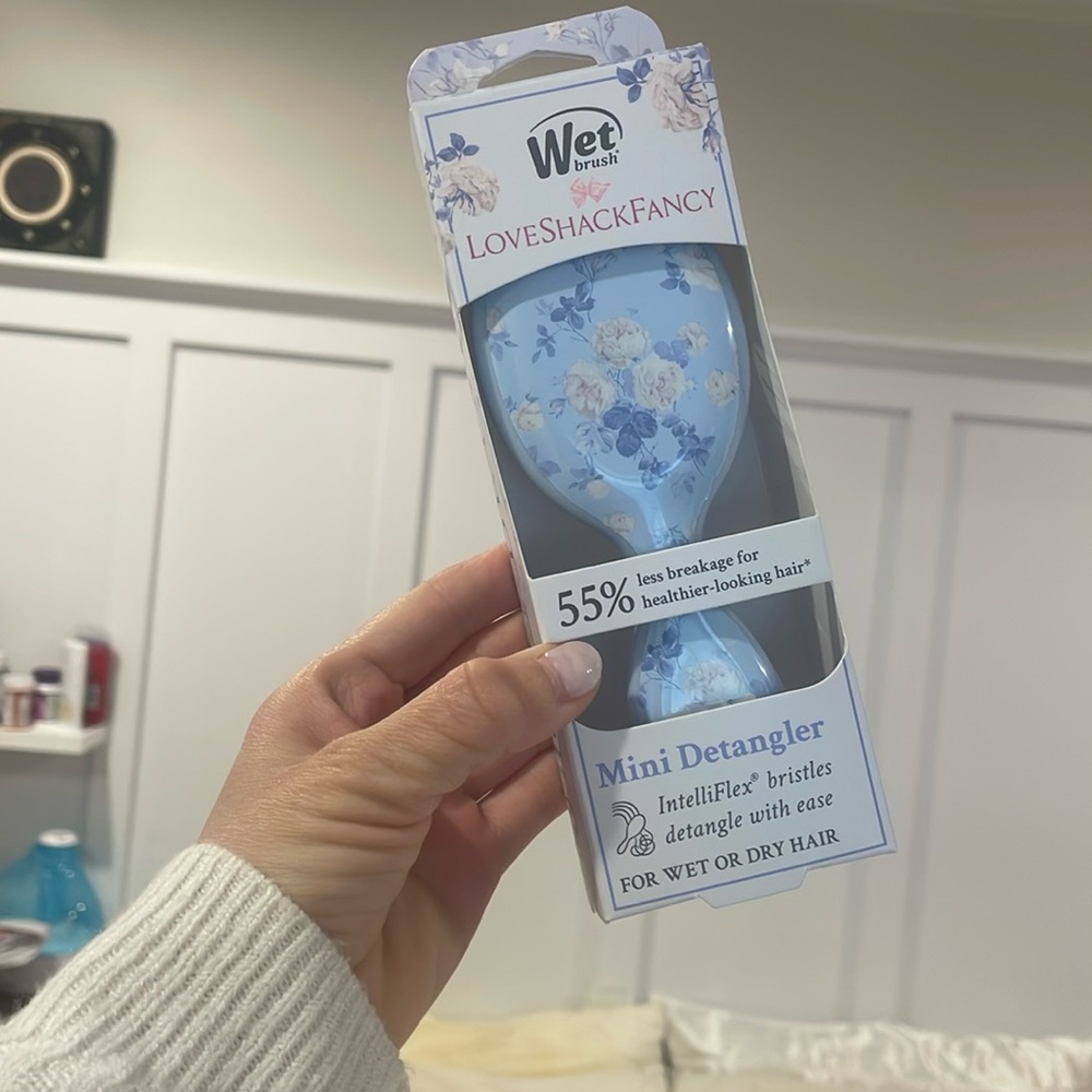 NWT - LoveShackFancy x Wet Brush - Mini Detangler - Rosettes - Blue